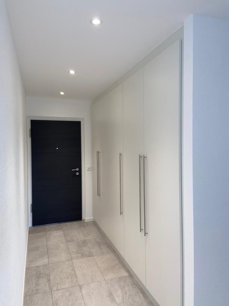 Réalisation d'une porte palière et d'une armoire de la menuiserie Penel Agencement